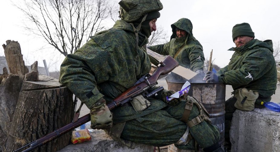 Росіяни йдуть у бій із лопатами, що показує низькотехнологічність їхніх дій – розвідка Британії