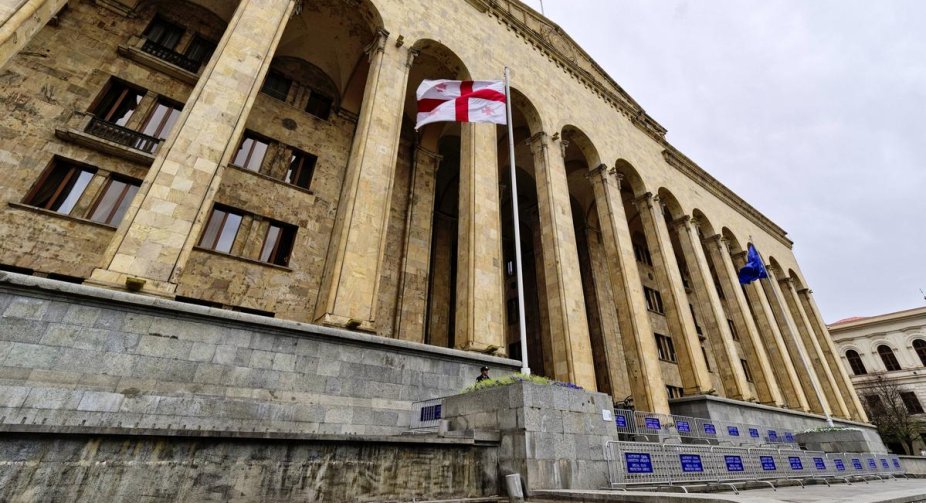 Будівлю парламенту Грузії пошкодили під час протестів, пленарні засідання на тижні скасовано