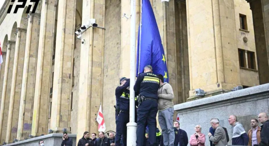 Біля будівлі парламенту Грузії знову підняли прапор ЄС