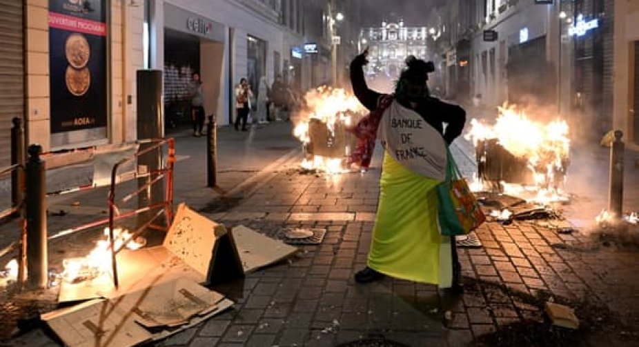 "Коктейлі Молотова", підпали, розбиті вітрини: у Франції пройшли заворушення через пенсійну реформу