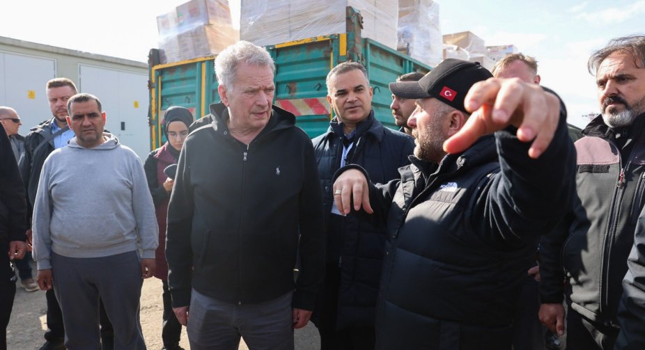 Президент Фінляндії прибув до Туреччини на переговори щодо НАТО, відвідав зону землетрусу