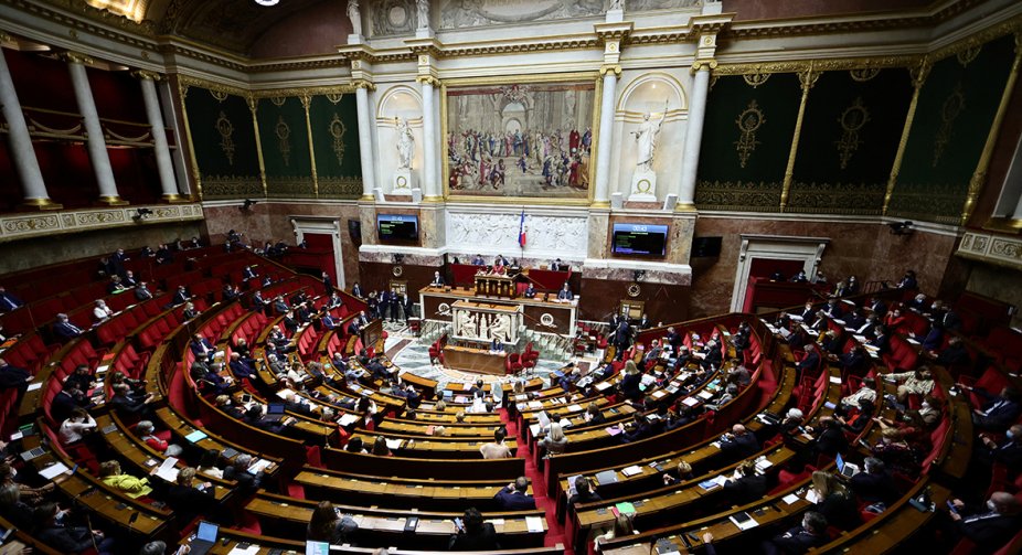 The French Parliament will consider two projects of no confidence in the government