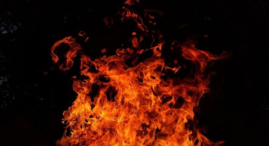 У центрі Тбілісі горить один із найфешенебельніших готелів: на палаючих поверхах помітили людей