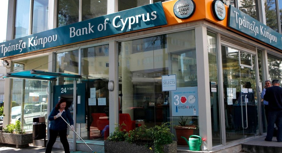 The largest bank in Cyprus began to close the accounts of Russians