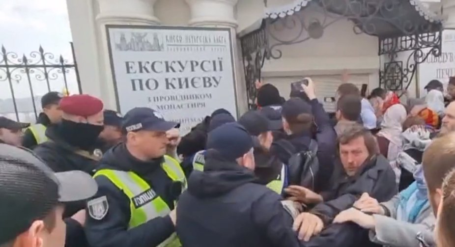 Clash in the Lavra: MP parishioners fought with the police and broke the seal of one of the buildings