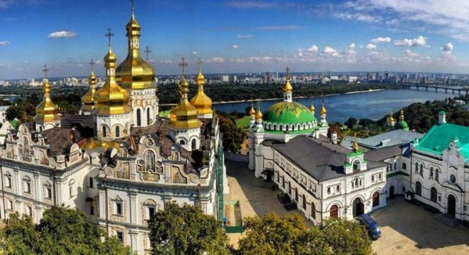 На території Лаври ситуація спокійна, люди перевіряють документи - поліція