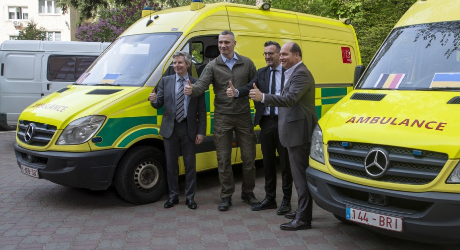 The mayor of Brussels came to Kyiv for the second time: he presented two "quick cars" and other equipment