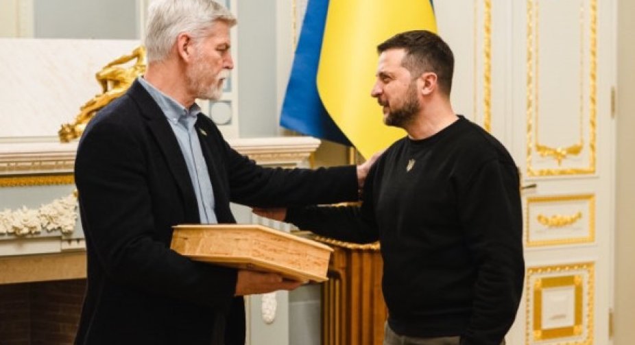 Zelenskyi received a legendary pistol from the president of the Czech Republic