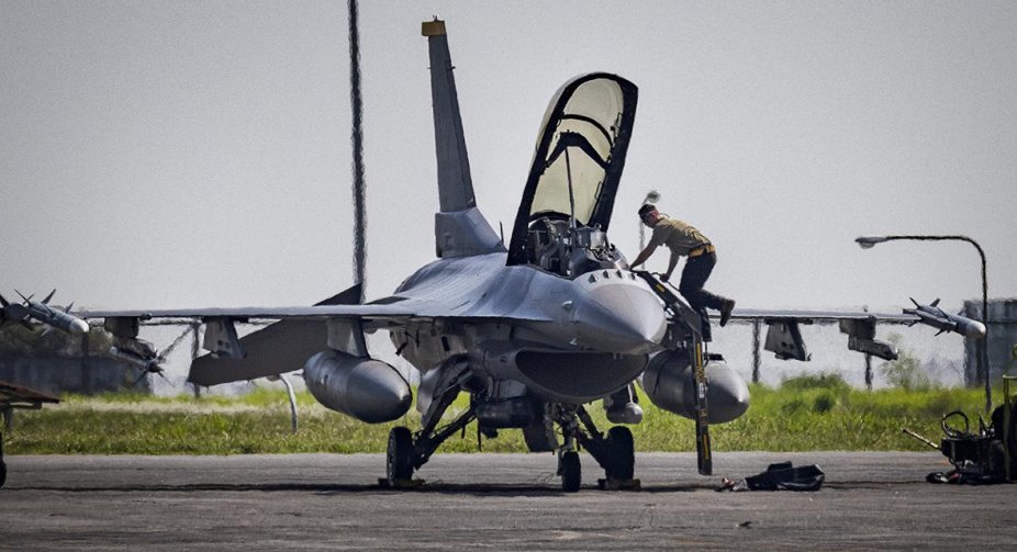 Борель сподівається, що Україна швидко отримає F-16: навчання пілотів уже розпочалося