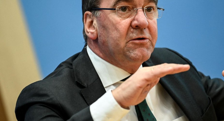 The head of the German Defense Ministry is annoyed by Hungary's behavior