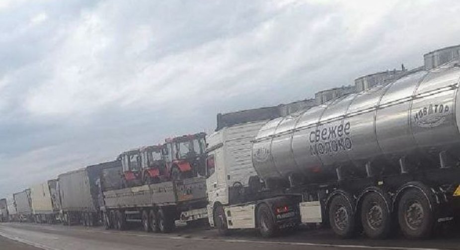 Паніки немає? У мерії Маріуполя показали затори на кордоні з РФ з фур і тікаючих окупантів
