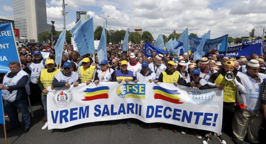 Teachers in Romania strike for higher wages