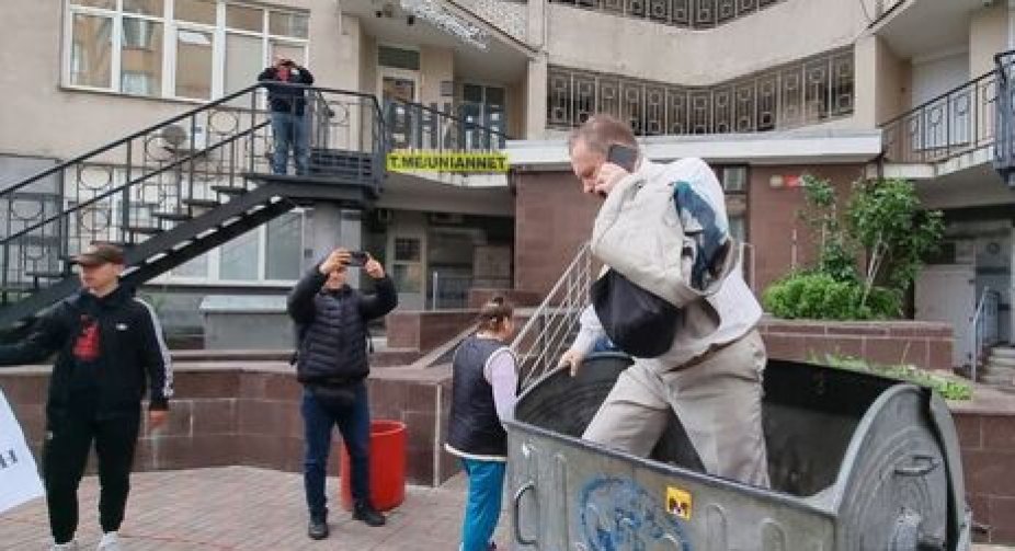 Чорновола облили зеленкою та закинули у сміттєвий бак