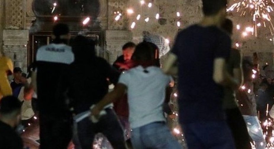 Al-Aqsa mosque: Dozens hurt in Jerusalem clashes