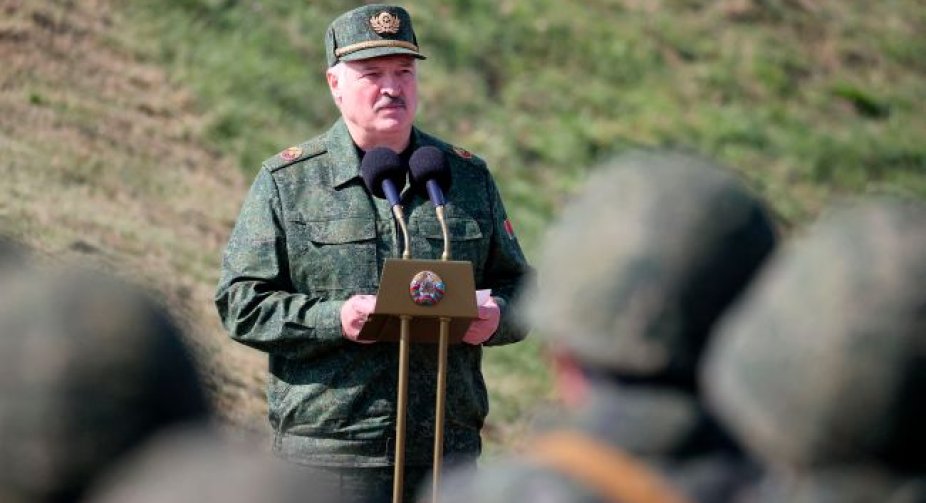 Лукашенко розпорядився привести армію в повну бойову готовність