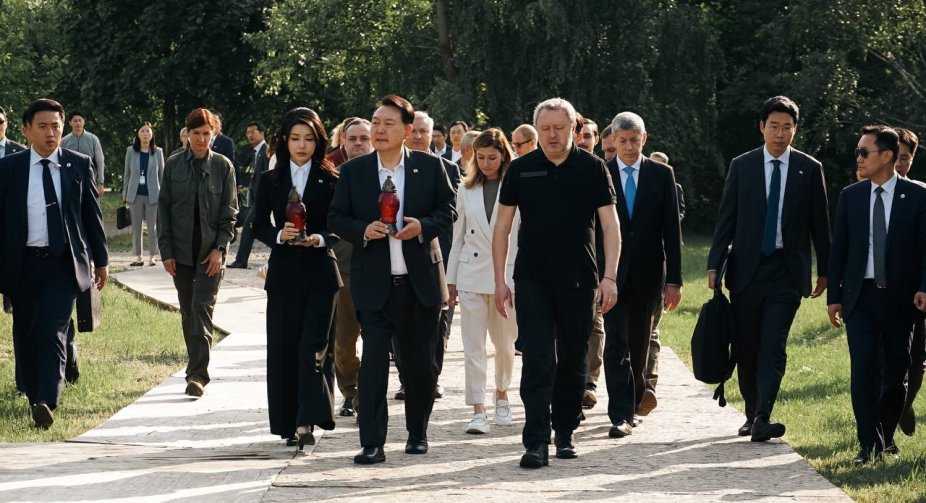 Prosecutor General Andriy Kostin and South Korean President Yoon Seok-yeol visited Bucha