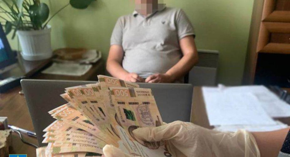 In Lviv Oblast, a deputy of one of the city mayors and the director of a utility company were detained while receiving a bribe
