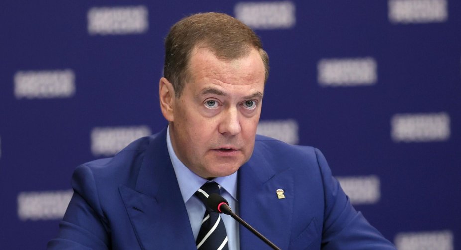 Медведєв висловив погрози та образи через атаки на російські судна в Чорному морі