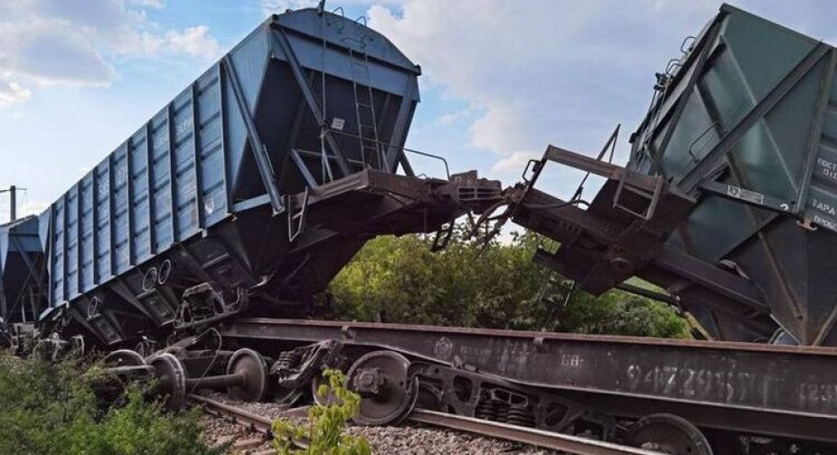 Шість вагонів зернового потяга зійшли з рейок у Молдові, що їхали до України