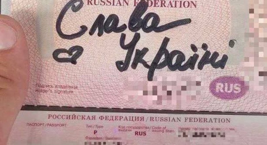 Russian wrote "Glory to Ukraine" in his passport to avoid deportation