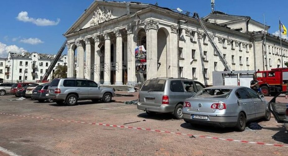 Трагедія у Чернігові: Ракетний удар по міському Драмтеатру, де були присутні діти (ОНОВЛЕНО)