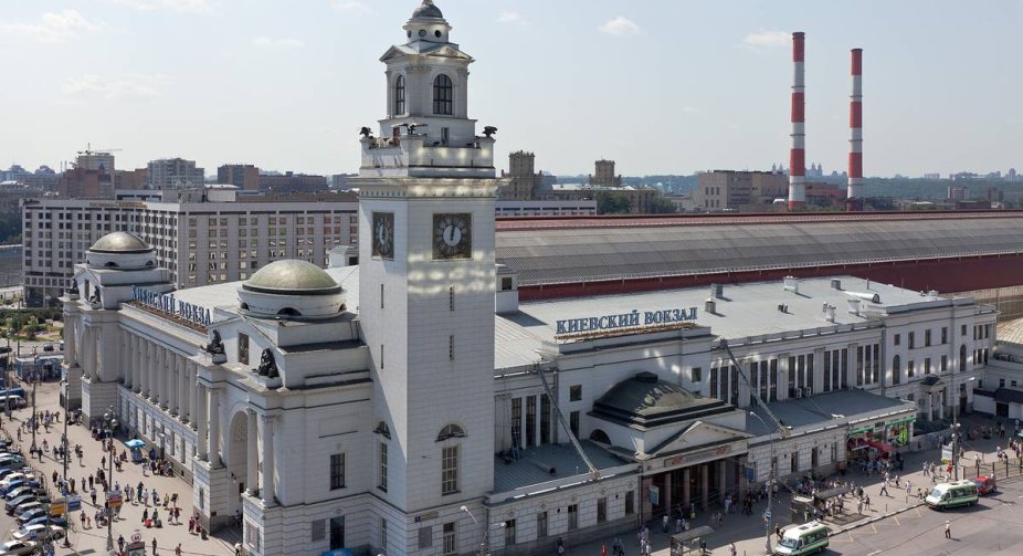 Евакуація та скасування рейсів: Ситуація в Москві на Київському вокзалі та аеропортах