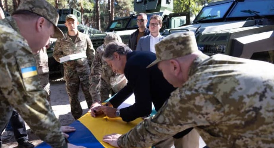 Блінкен зустрівся з українськими прикордонниками і випробував броньовик MRAP