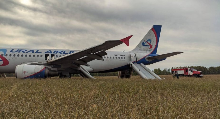 Аварійна посадка в Росії: Airbus зі 159 пасажирами приземлився в полі
