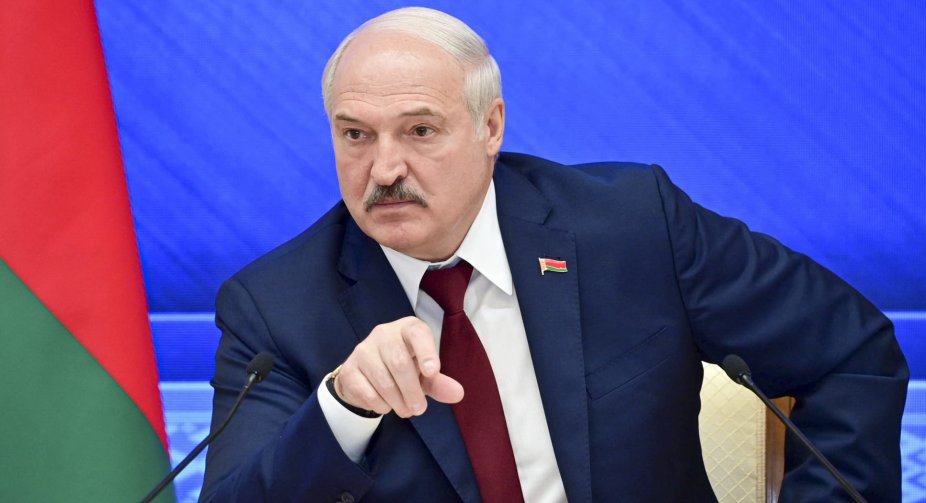 Лукашенко обіцяє мати повний комплект зброї для сучасної війни протягом року і погрожує ворогам