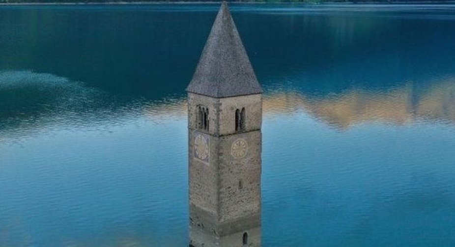 Lost village emerges from Italian lake