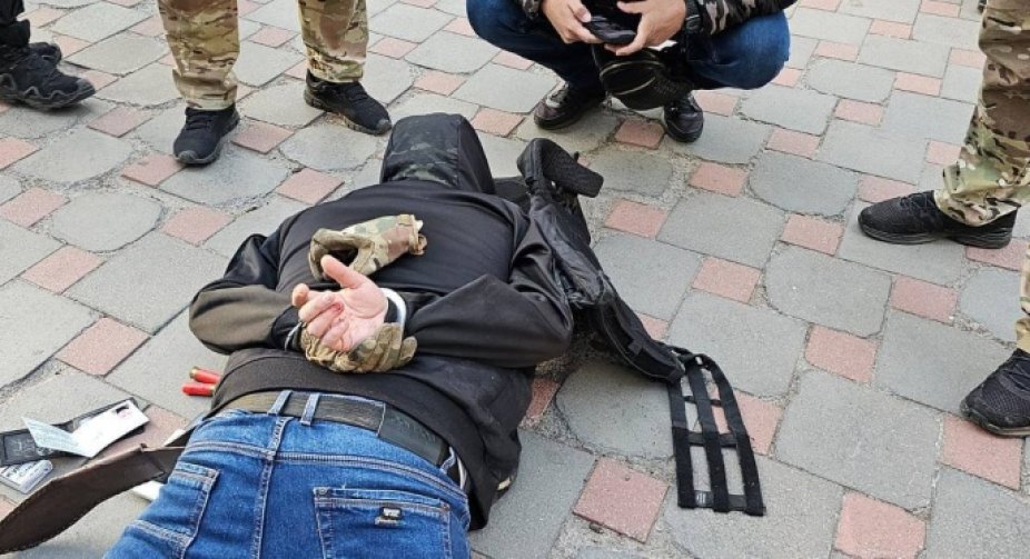 Озброєний чоловік у Києві увірвався до бізнес-центру і здійснив постріли