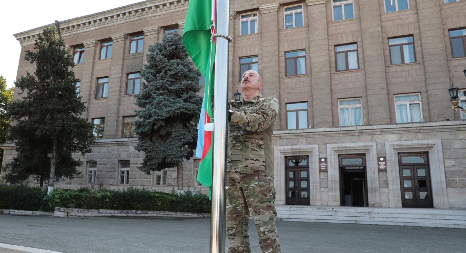 Алієв прибув до столиці Нагірного Карабаху і підняв азербайджанський прапор 