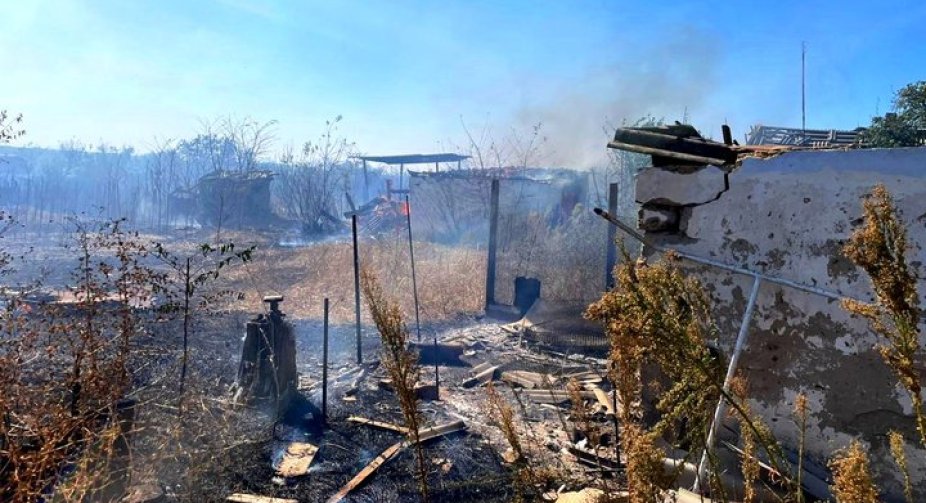 Інцидент у Херсоні: Ворог обстріляв центр міста, спалахнули пожежі, постраждала жінка