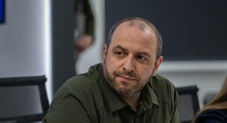 Умєров не пояснює причини звільнення Хоренка та вказує на його важливість "на певному напрямку"