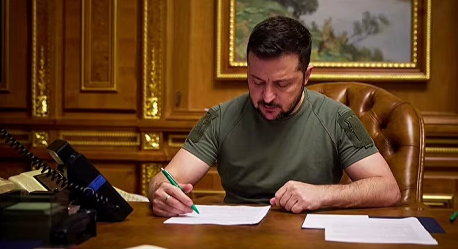 Зеленський підписав закони про подовження мобілізації та воєнного стану в Україні