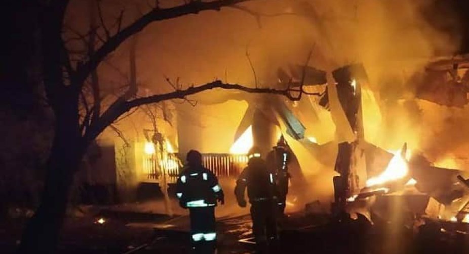Атака на Дніпропетровщині: Пожежа в будівлі в результаті удару двох безпілотників