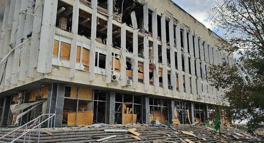 Російські обстріли пошкодили бібліотеку ім. Гончара в Херсоні: рятувальники ліквідували пожежу