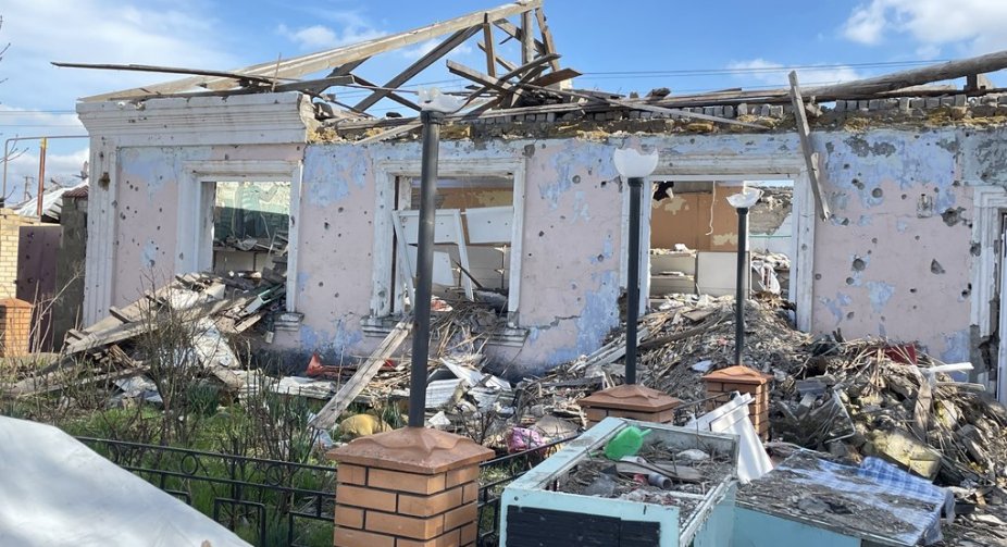 Russian army attacks a village near Kherson, destroys critical infrastructure and causes casualties