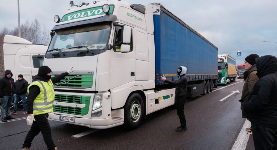 Strike of Polish carriers: more than 2100 trucks stuck at the border