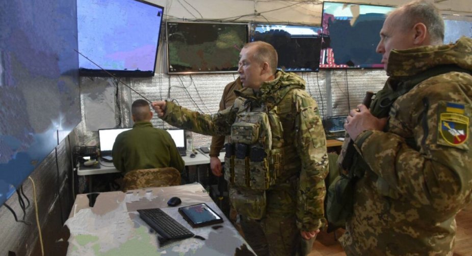 Складна ситуація на сході: ворог наступає по всій лінії фронту, - Сирський