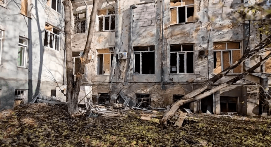 Атака на лікарню під Херсоном: удар російських безпілотників відбито на відео