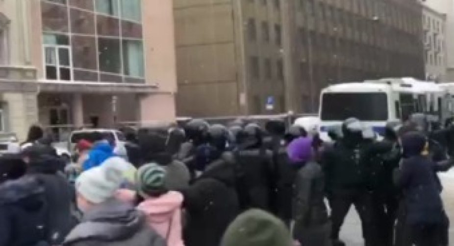 На протестах в Росії жорстко затримують людей, понад тисяча затриманих