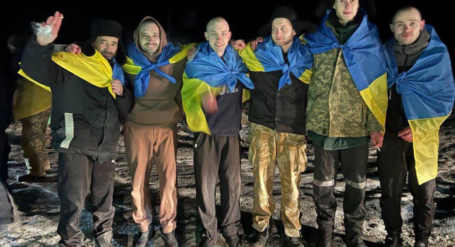 Повернення героїв: Україна визволила 230 військових, які обороняли Маріуполь та "Азовсталь"