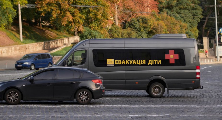 РФ не припиняє обстріли Херсона: загинули діти, місцеві закликають евакуювати їх