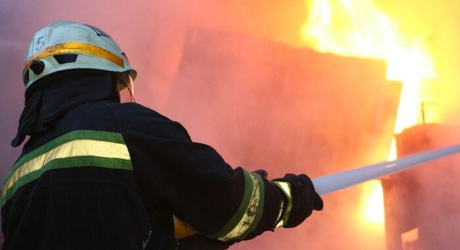 Росіяни вдарили по промисловим об'єктам Харкова: виникла пожежа, є поранена