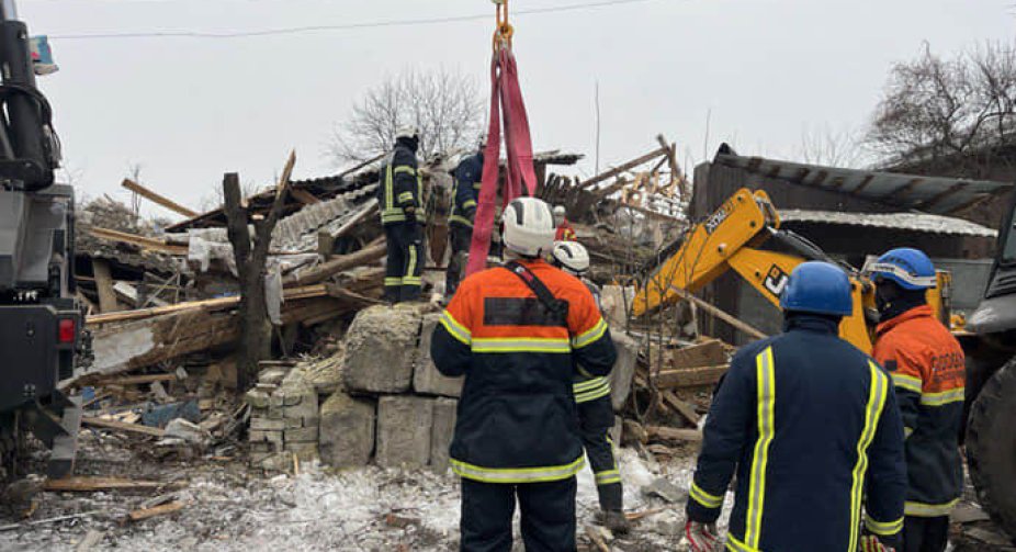 Удар по Змієву: з-під завалів дістали тіло жінки