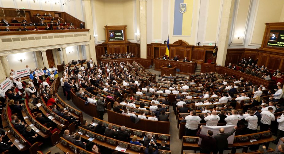 Через питання Безуглої в Раді заблокували трибуну: спікер закрив засідання