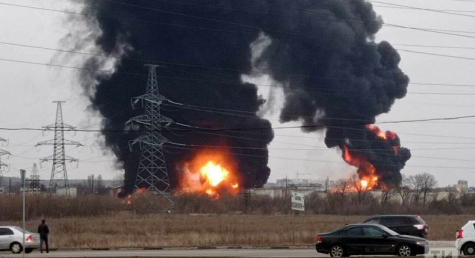Пожежа на нафтопереробному заводі в Туапсе РФ: місцеві жителі чули дрони (ОНОВЛЕНО)