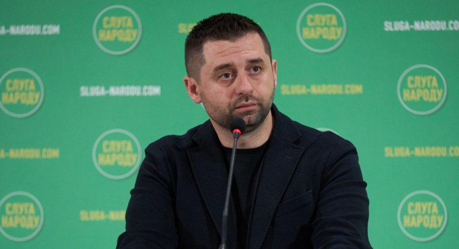 Верховна Рада на межі великої кризи через бажання багатьох депутатів скласти мандати, - Арахамія