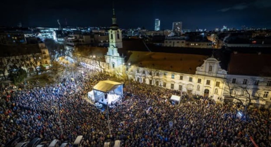 Масштабні протести в Словаччині: 30 тисяч учасників у Братиславі вимагають змін в уряді Фіцо